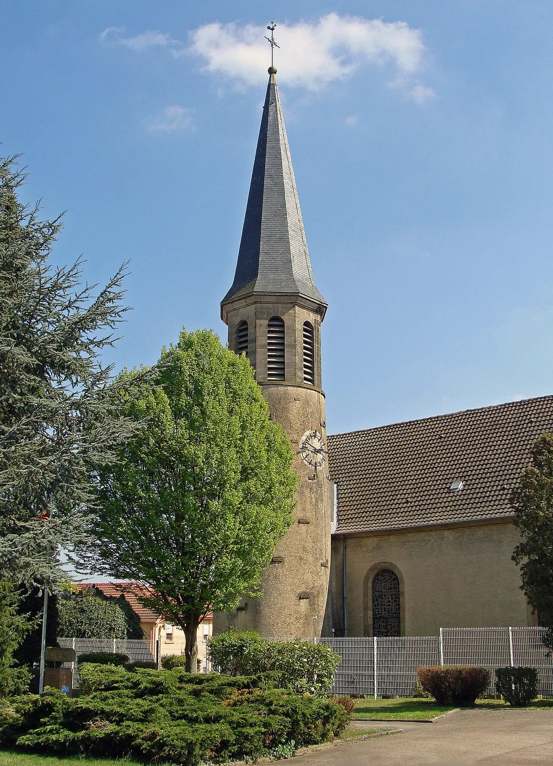 L'église catholique Saint-Jean-Baptiste de Farébersviller construite de 1757 à 1767, agrandie de 1850 à 1855 et son clocher rond d'origine romane