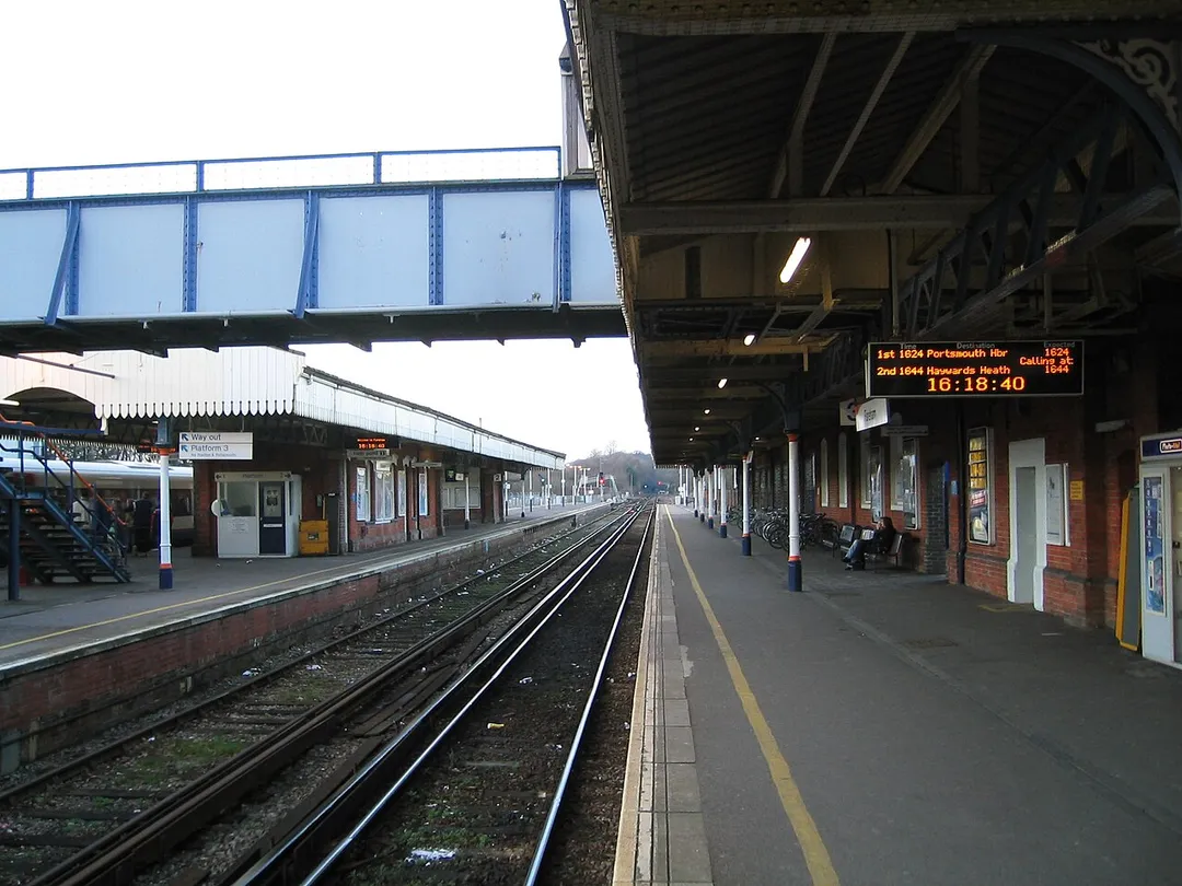 The platforms of en:Fareham railway station, en:Fareham, en:Hampshire, UK. Photo taken by me 2006-01-21.