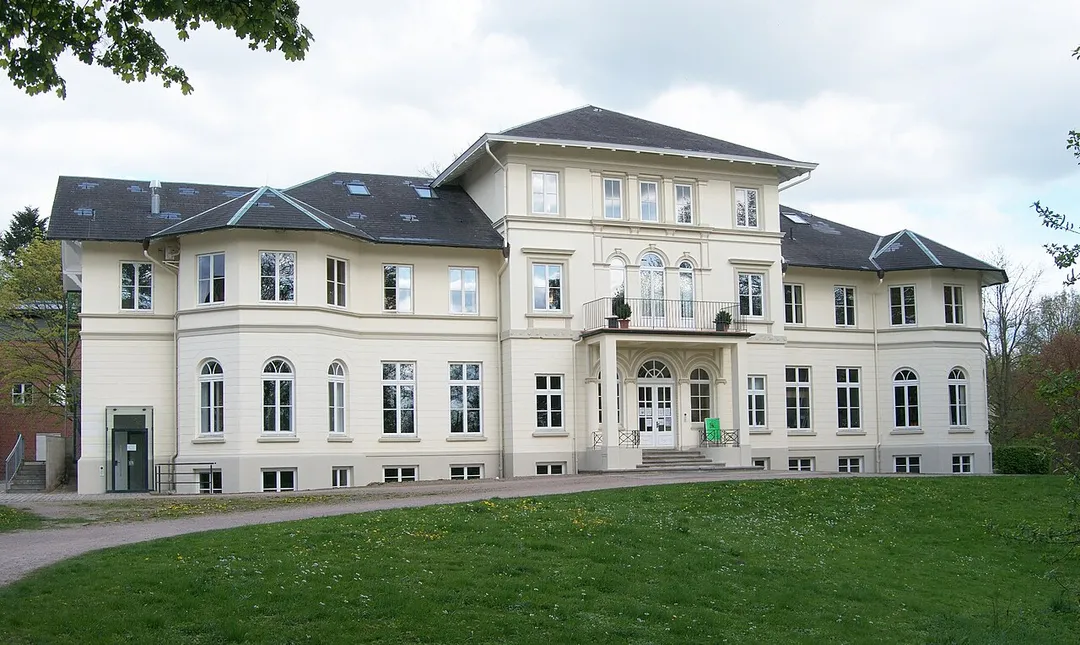 Herrenhaus im Gutspark Berne, genannt: Schloss Berne  This is a photograph of an architectural monument.It is on the list of cultural monuments of Hamburg, no. 26118.