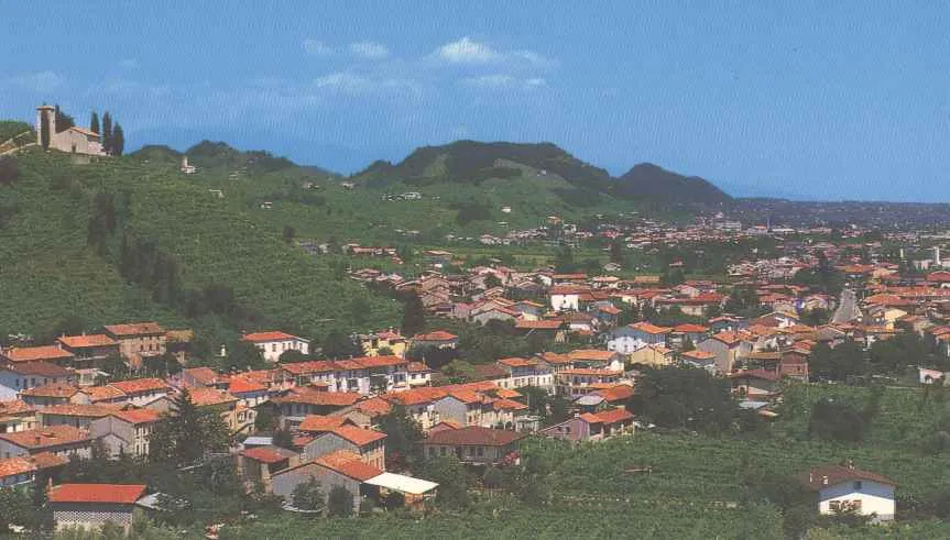 Paolo Subiaco, Vista della chiesetta di San Vigilio dal paese di Col San Martino, frazione di Farra di Soligo (Treviso)