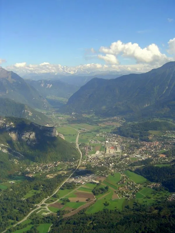 Faverges, Haute-Savoie. fr:Photographie aérienne, prise en direction de l'est. On distingue dans le fond le fr:Mont-Blanc. À gauche, ce sont les pentes du Mont Charvin de la fr:chaîne des Aravis et à droite, celles de la Dent de Cons du fr:massif des Bauges.