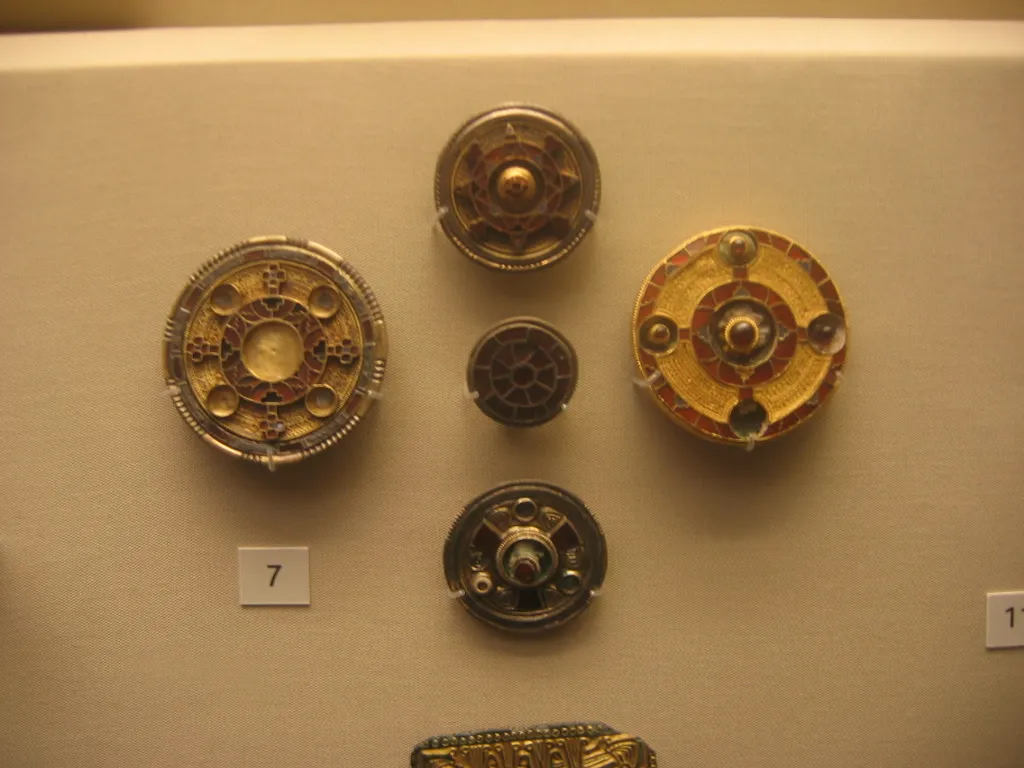 British Museum, London : broches rondes, fin VIe siècle, Faversham (Kent)