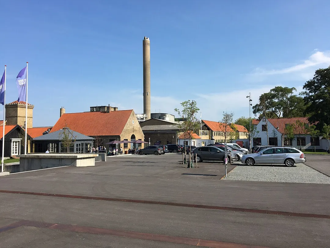 Parkeringsplads ved Holmegaard Glasværk