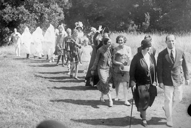 For documentary purposes the German Federal Archive often retained the original image captions, which may be erroneous, biased, obsolete or politically extreme. Exkönig Georg von Griechenland und die Exkönigin Elisabeth in ihrem englischen Exil!
Das Exkönigspaar an der Spitze einer Maskerade bei einem Gartenfest in London.
