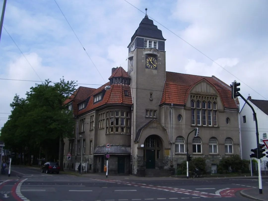 Krefeld: Rathaus der ehemaligen Gemeinde Fischeln im Juni 2009 vor der Renovierung.