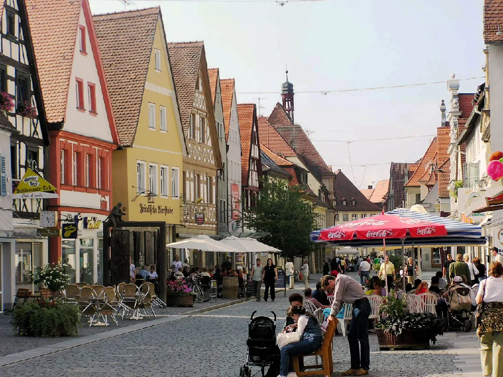 Description: Hauptstraße (Fußgägerzone) in Forchheim

Source: selbst fotografiert
Date: 15. August 2004
Author: Schubbay