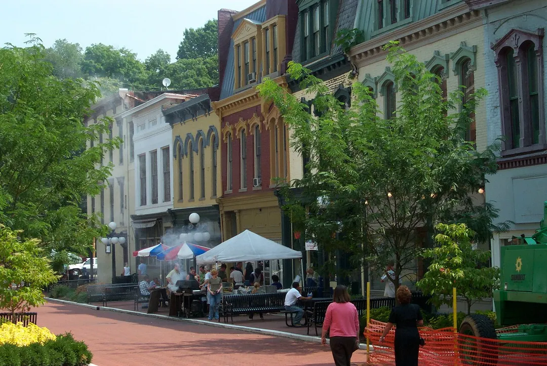 Downtown Frankfort, KY during lunch