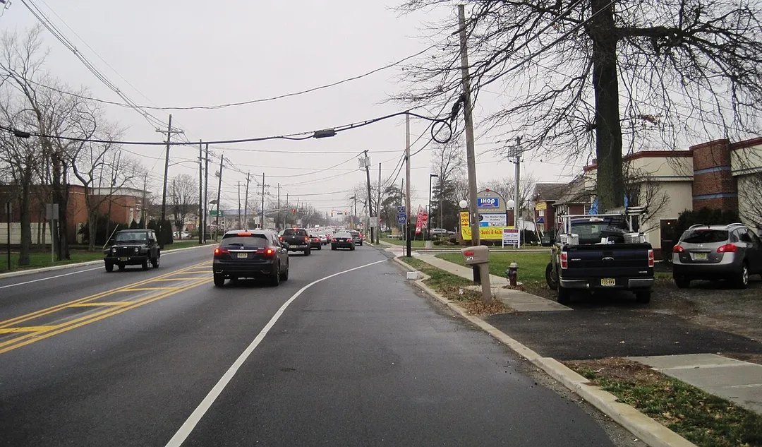 Photo of the census designated place of Franklin Park, New Jersey within Franklin Township, Somerset County (this side of road), and South Brunswick and North Brunswick (former on left side of road, latter not pictured) in Middlesex County. Photo taken on southbound New Jersey Route 27 approaching Henderson Road (County Route 610).