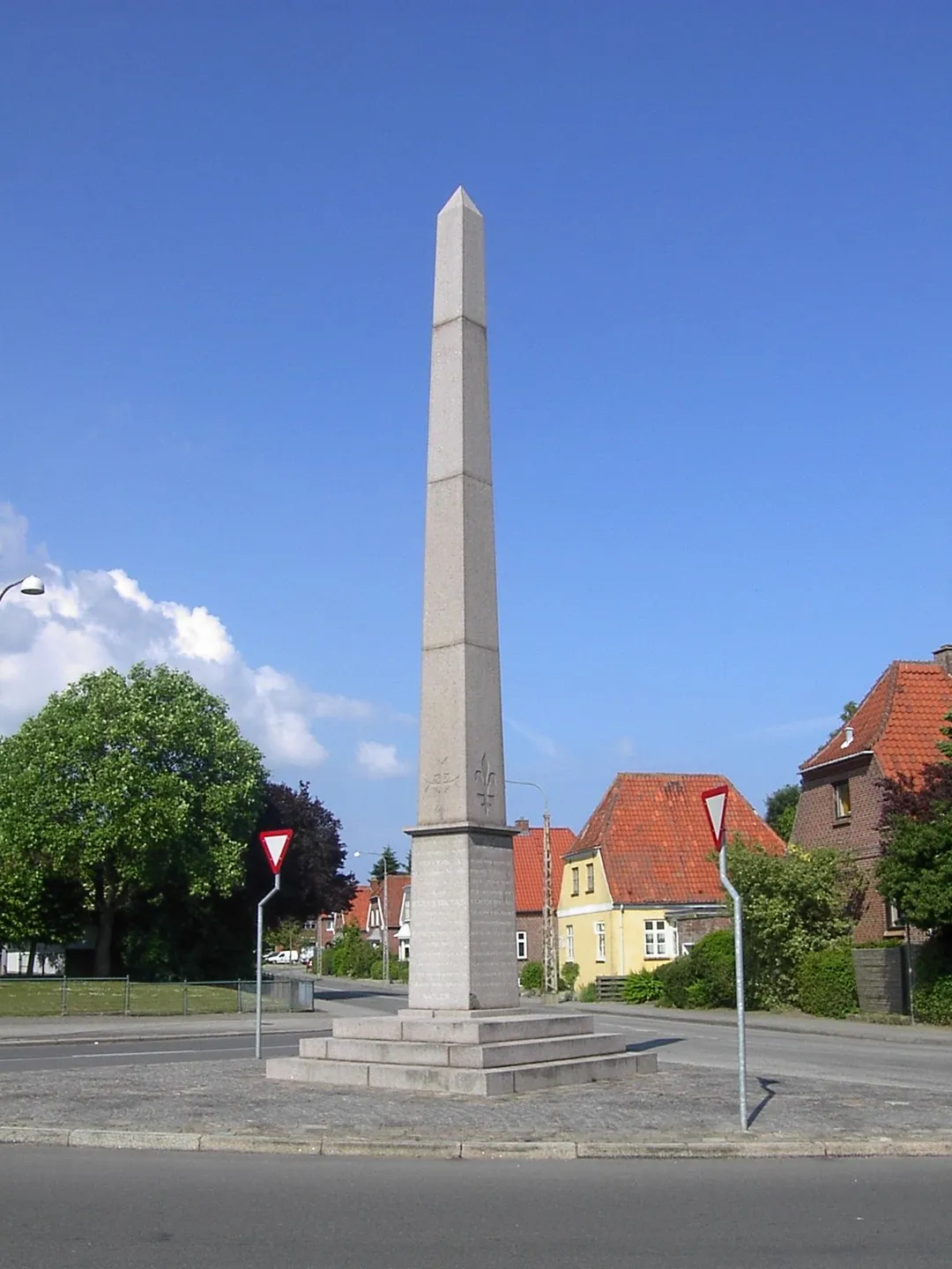 This obelisk was erected by the Reformed community in the Danish town of Fredericia. It celebrates the arrival of the first Huguenots to the town in 1719 and the religious freedom awarded to them by Danish authorities. The finished obelisk was completed by 1952, but a wooden replica was erected as part of the town's celebration of its 300th anniversary in 1950.[1]