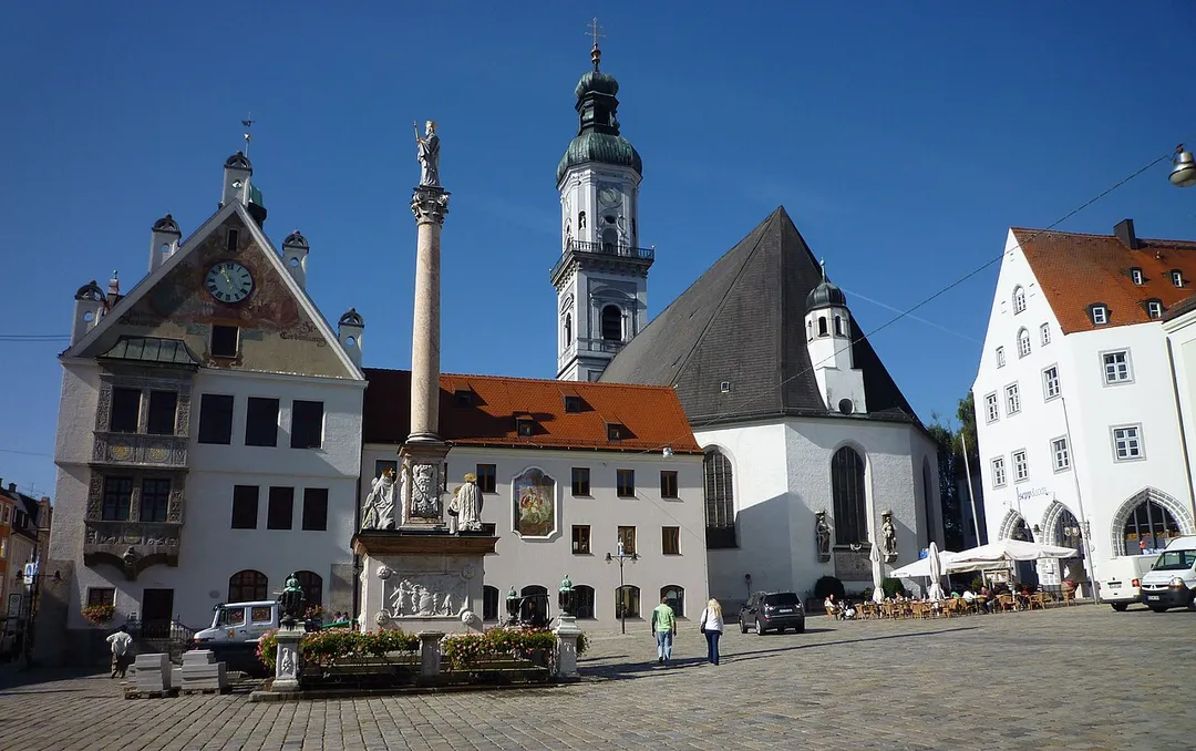 Freising - Marienplatz mit Rathaus, Brunnen