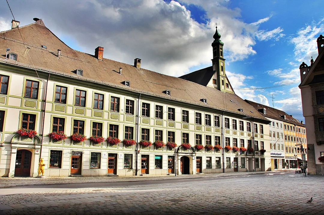 This is a photograph of an architectural monument.It is on the list of cultural monuments of Bayern, no. D-1-78-124-133.