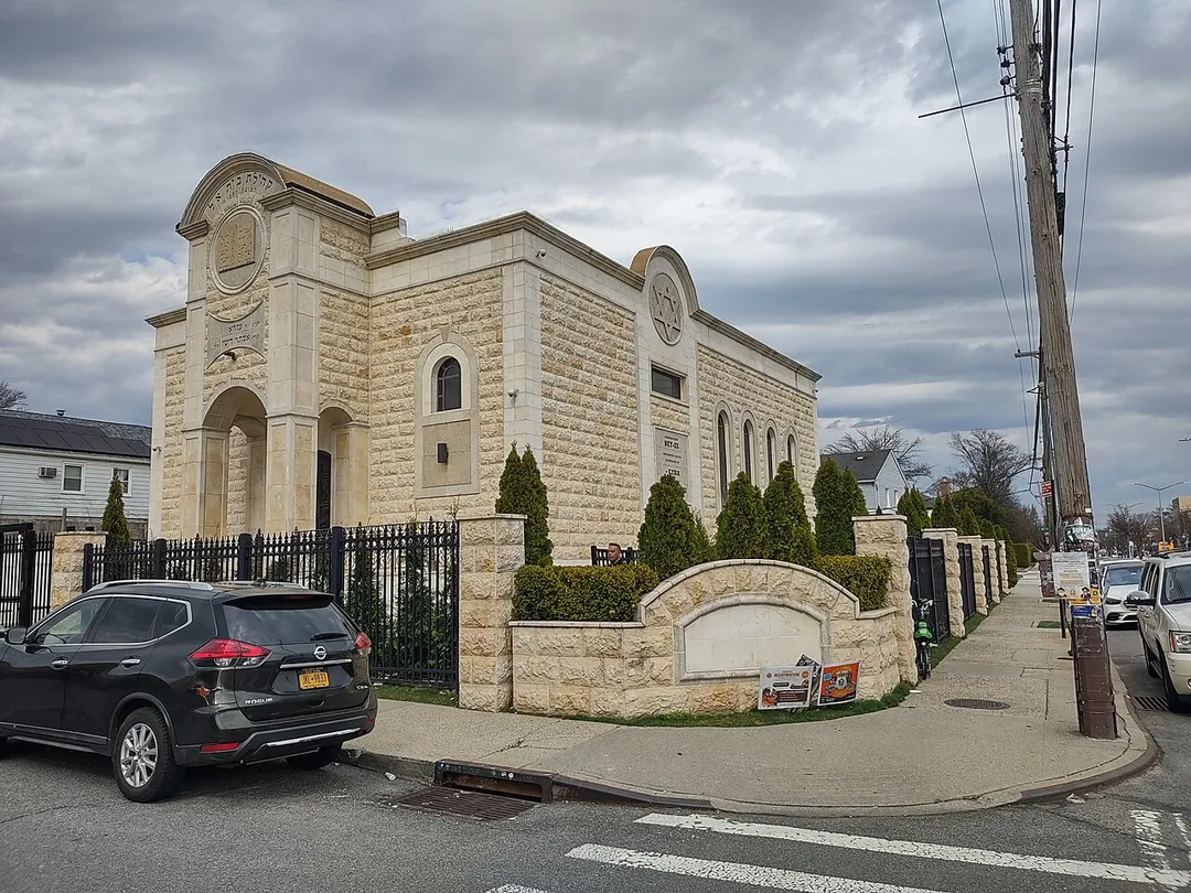 Looking northeast at Synagogue on Union Turnpike as clouds gather