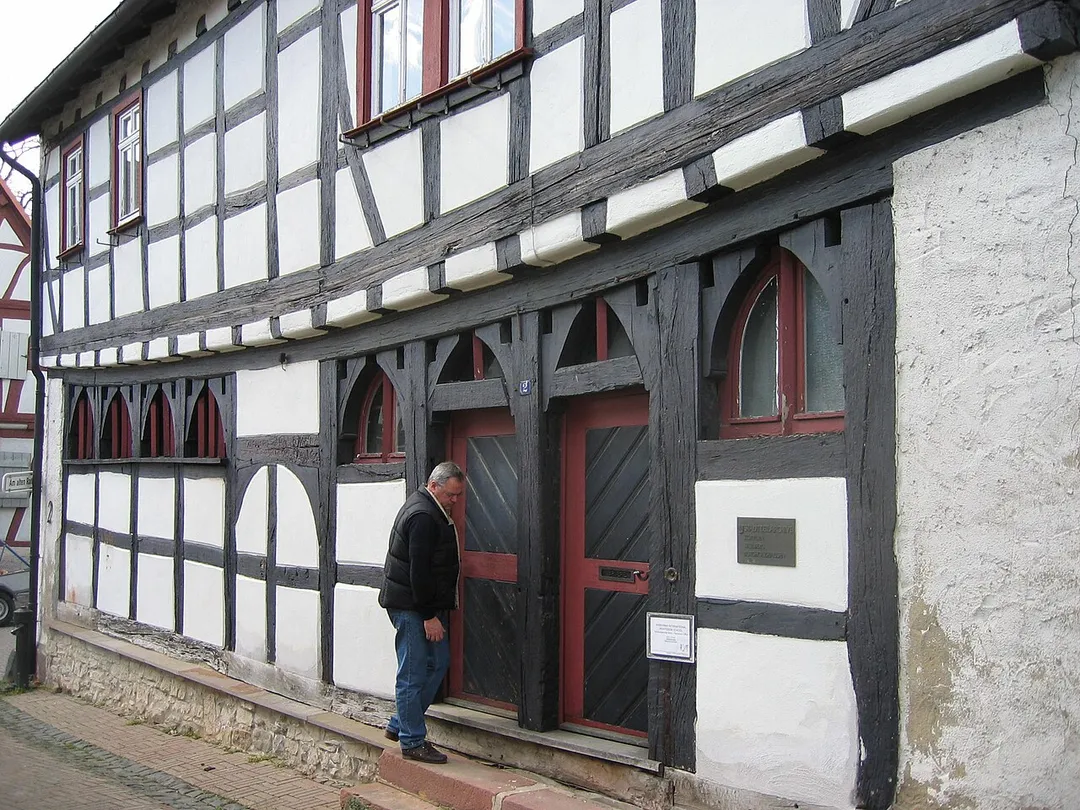 Eingang zum Alten Rathaus in Burgholzhausen (Friedrichsdorf)
Andere Versionen: Keine vorhanden