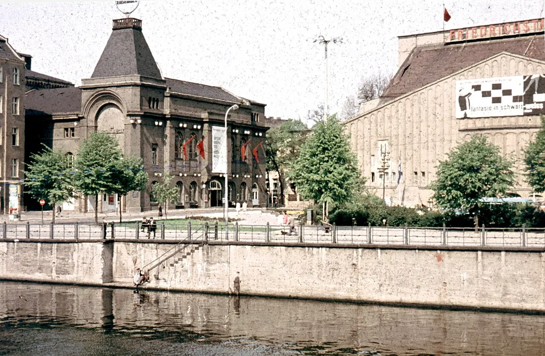"Berliner Ensemble" und alter Friedrichstadtpalast; von einem eigenen Dia gescannt