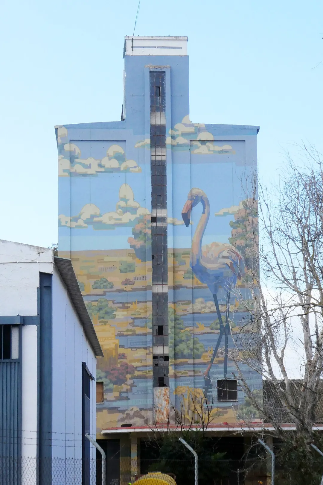 Frontal del silo de Fuente de Piedra, en la provincia de Málaga.