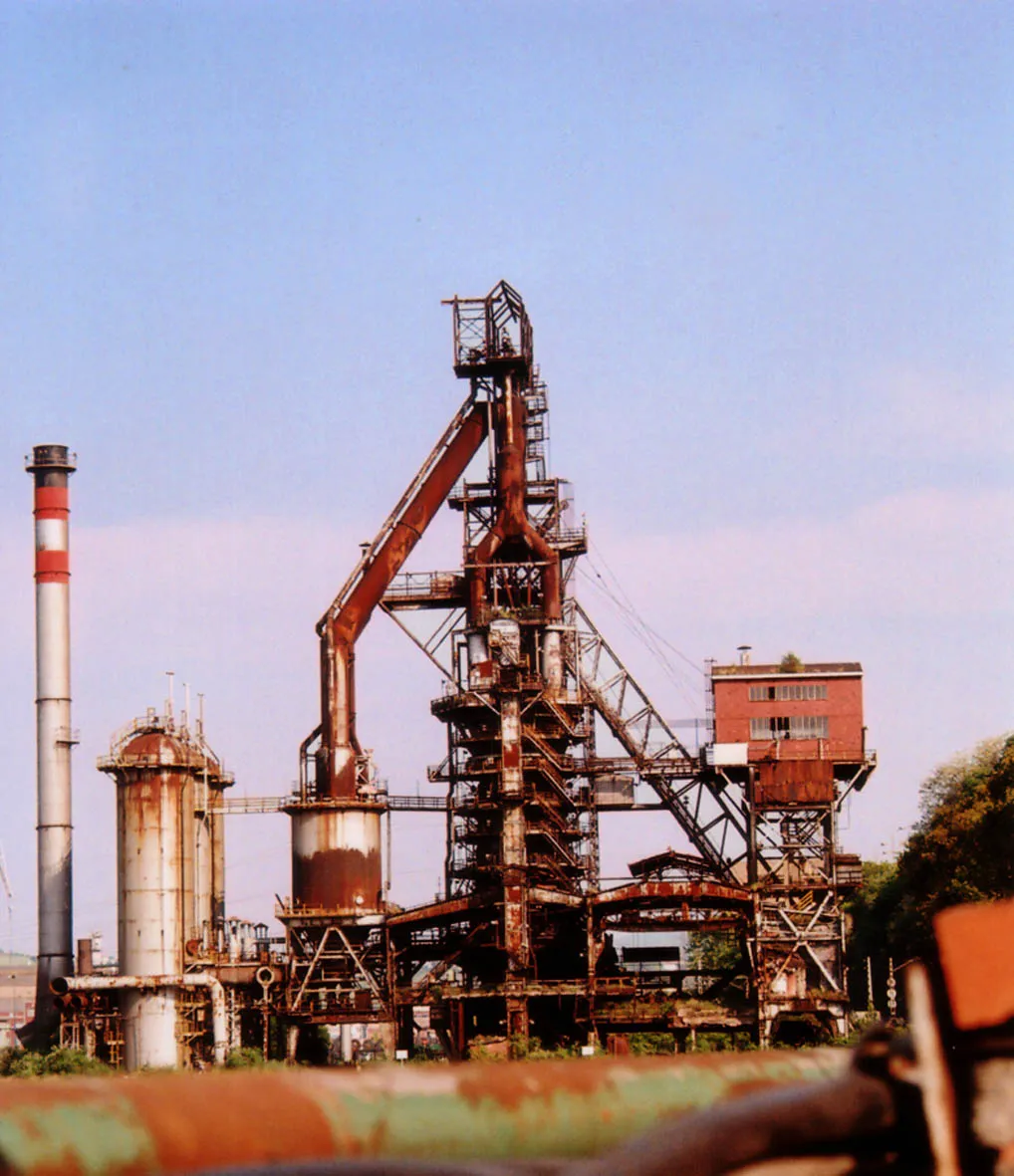 Blast furnace Antiguo Alto horno de Sestao; technical cultural monument
From left to right: Chimney, blast furnace gas pipe with „dust bag“, blast furnace, inclined elevator, winch house