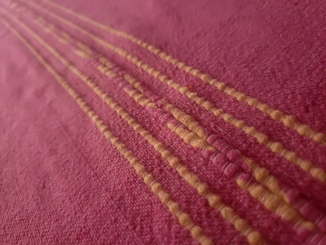 In Santo Tomás Jalieza, Ocotlán, Oaxaca, Mexico, crafts such as rebozos, dresses, huipiles, blouses, coats, shawls, bags and napkins are made. Made with cotton thread, wool and yarn. Its textile activity is varied.