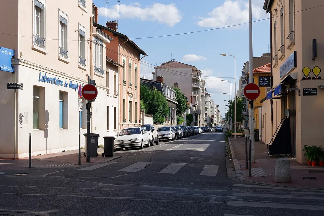 Rue Maryse Bastié à Lyon 8eme vue depuis l'avenue des frères Lumière.