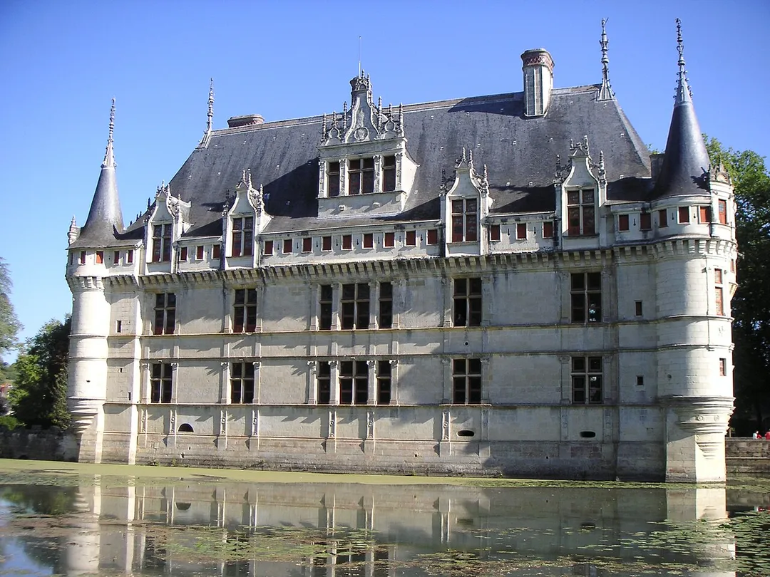 Vue du château d'Azay-le-rideau par le jardin.