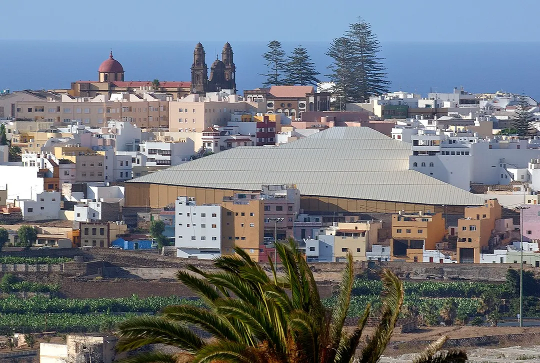 Cueva Pintada. Looking N-W from the GC-2 road. Behind the museum, slightly on the left: the two towers of the Santiago de los Caballeros church.