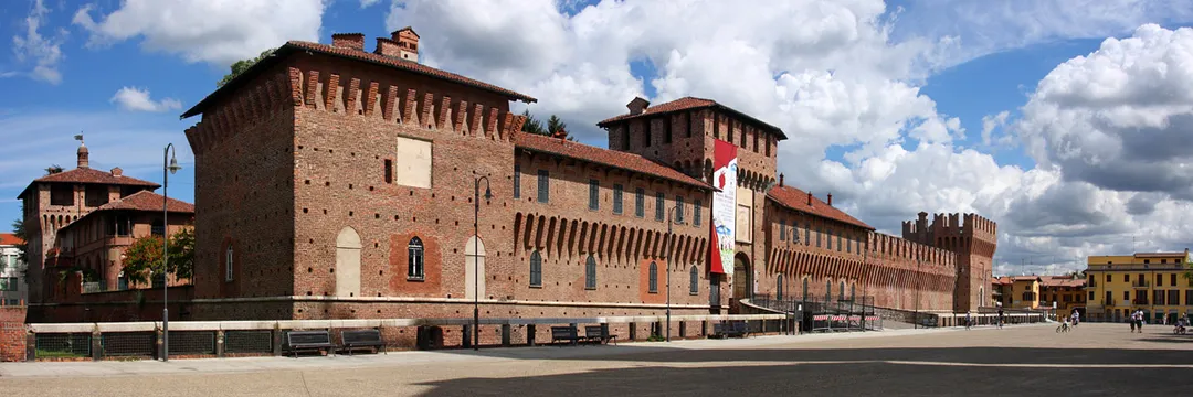 Panorama del Castello Sforzesco e di Piazza Vittorio Veneto a Galliate (NO)