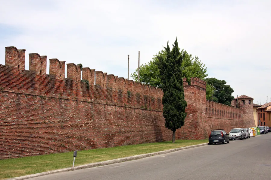 Un tratto di mura del Castello Litta di Gambolò (PV)
