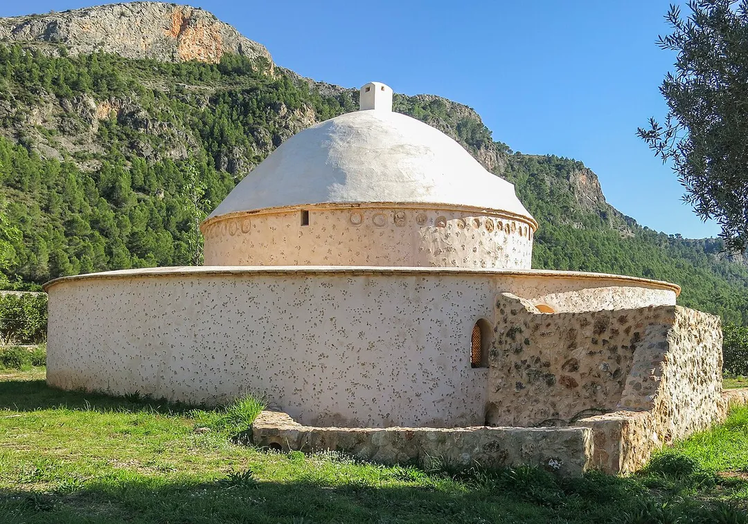 El Morabet (el terme té el seu origen en com es designava al musulmà que feia vida semblant a la dels ermitans), situat al pla de Marxuquera, al costat de la carretera d'Albaida, al municipi de Gandia, a la comarca de La Safor, al País valencià. Està catalogat com bé d'interès cultural, segons consta a la Direcció General de Patrimoni cultural de la Conselleria de Turisme, Cultura i Esport de la Generalitat Valenciana, amb número d'anotació ministerial RI-51-0004719 i data de disposició 11 d'octubre de 1982.