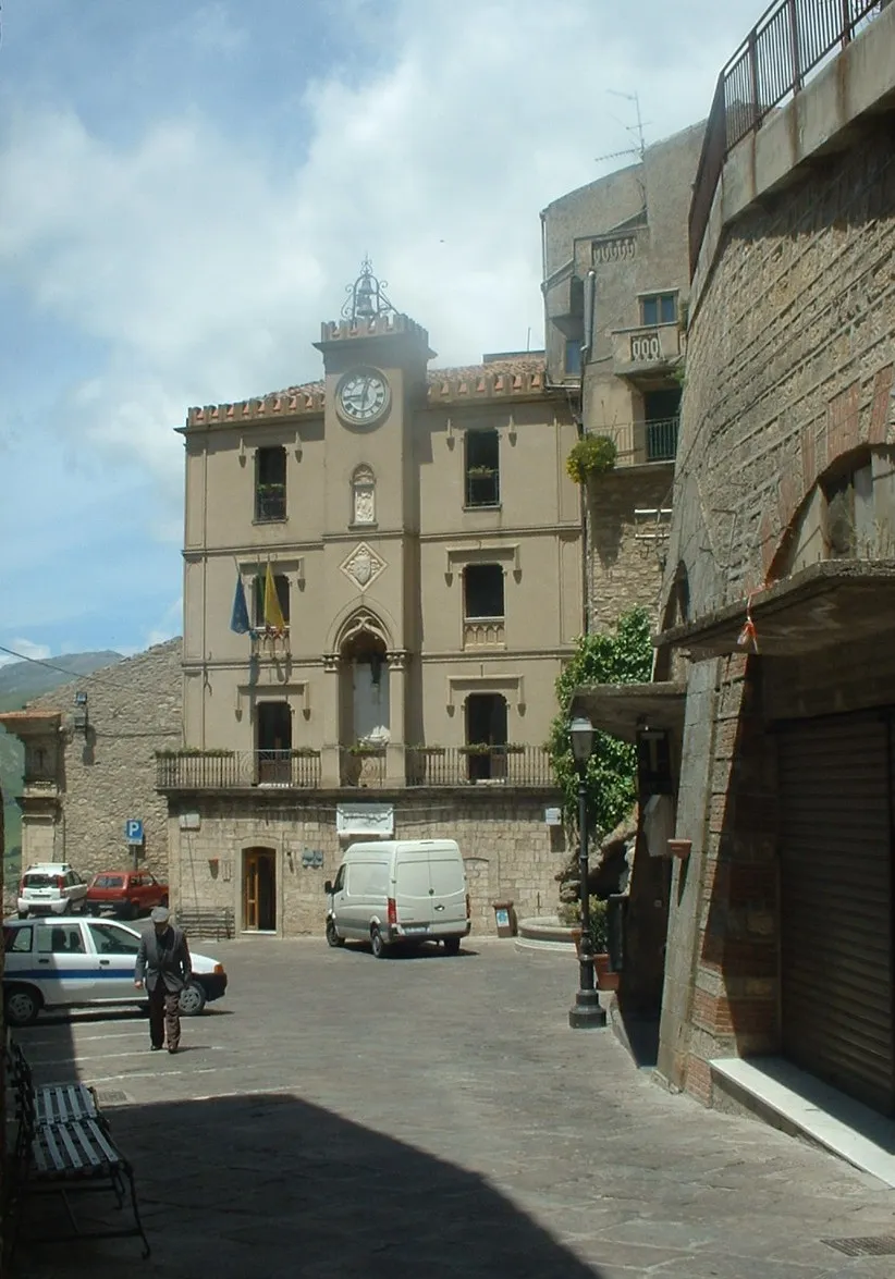 Gangi (PA), Piazza del Popolo e palazzo comunale (XIX sec.)