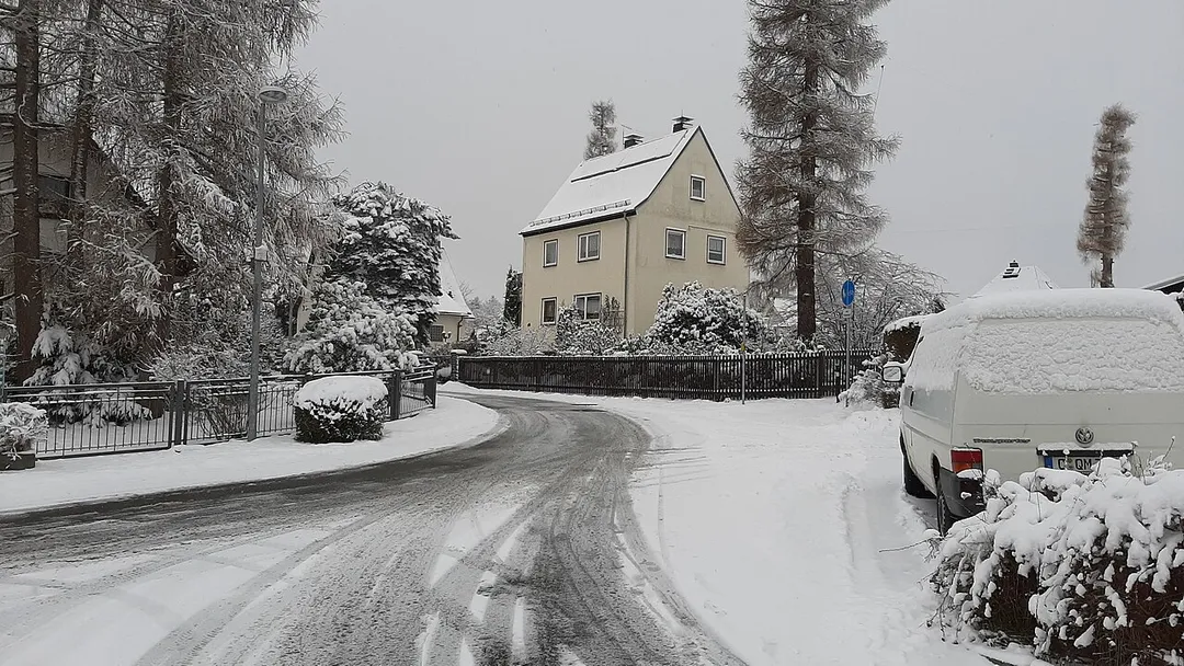 Blick von der Schillerstraße in den Straßenzug Gartenstadt in Chemnitz-Kleinolbersdorf