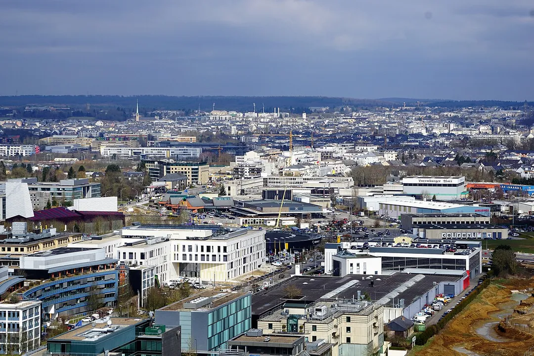 Luxembourg, vue sur les quartiers de Gasperich et Belair, prise depuis le château d'eau de la Cloche d'Or.