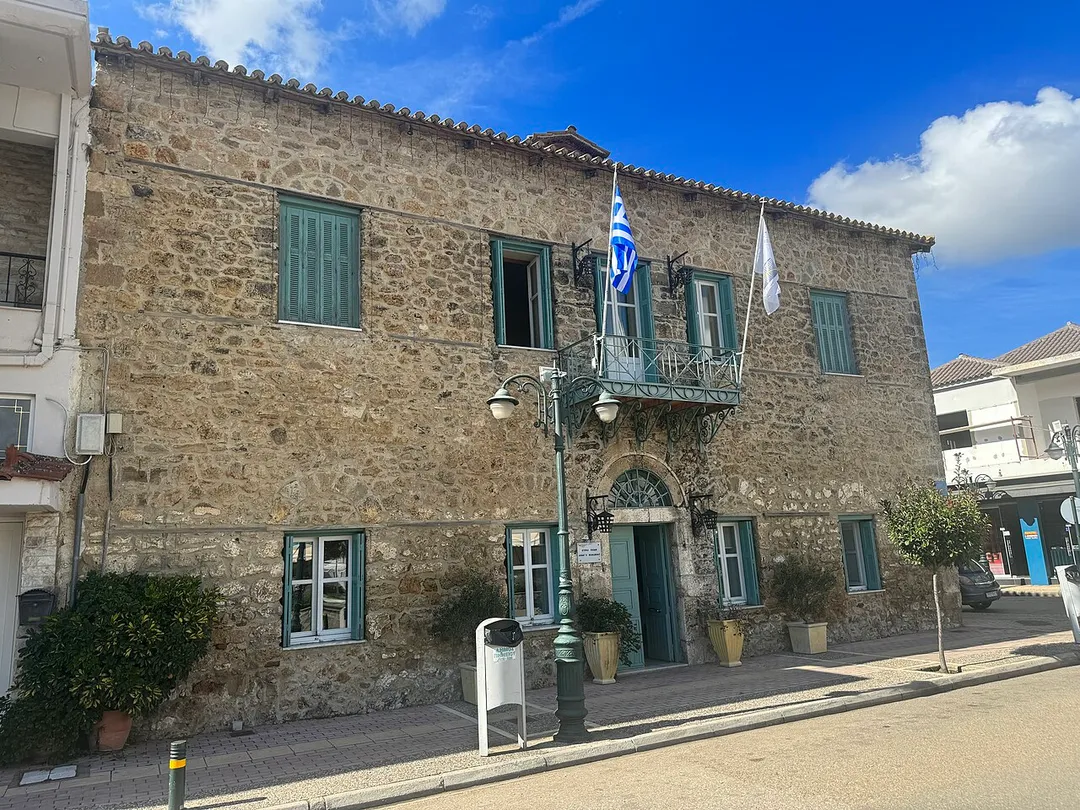 The residence of the Sisinis family, known for their participation in the Greek War of Independence. Located in Gastouni, Greece.