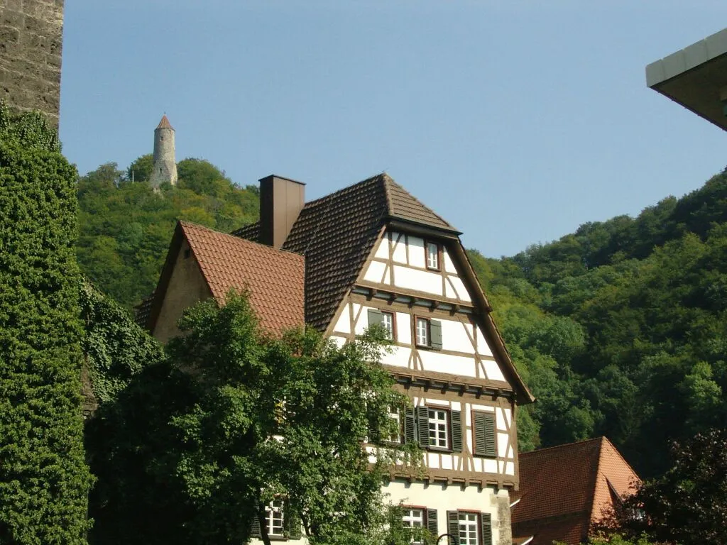 Geislingen, Pfarrhaus. Im Hintergrund der Ödenturm