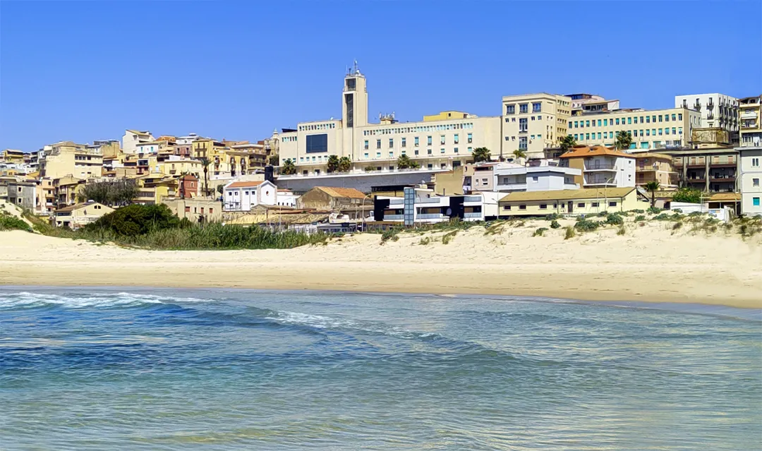 Panorama di Gela vista dalla spiaggia del suo lungomare.