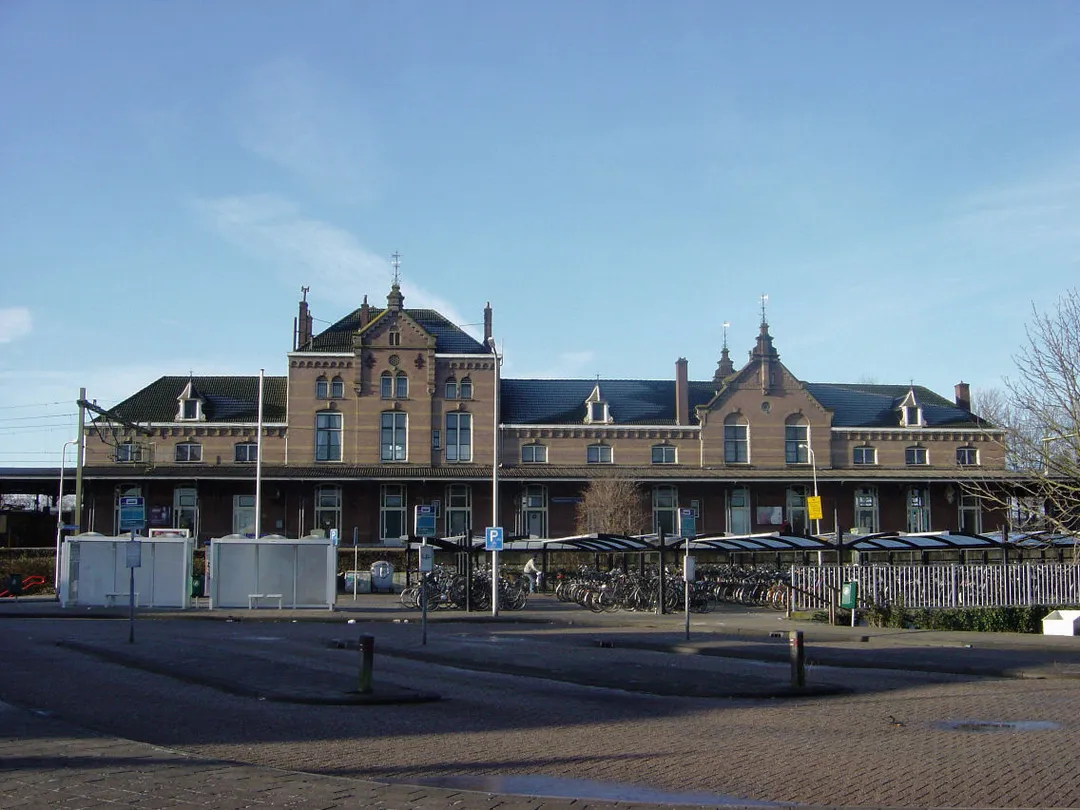 Station Geldermalsen aan de MerwedeLingelijn. Zicht op stationsgebouw en voorplein.