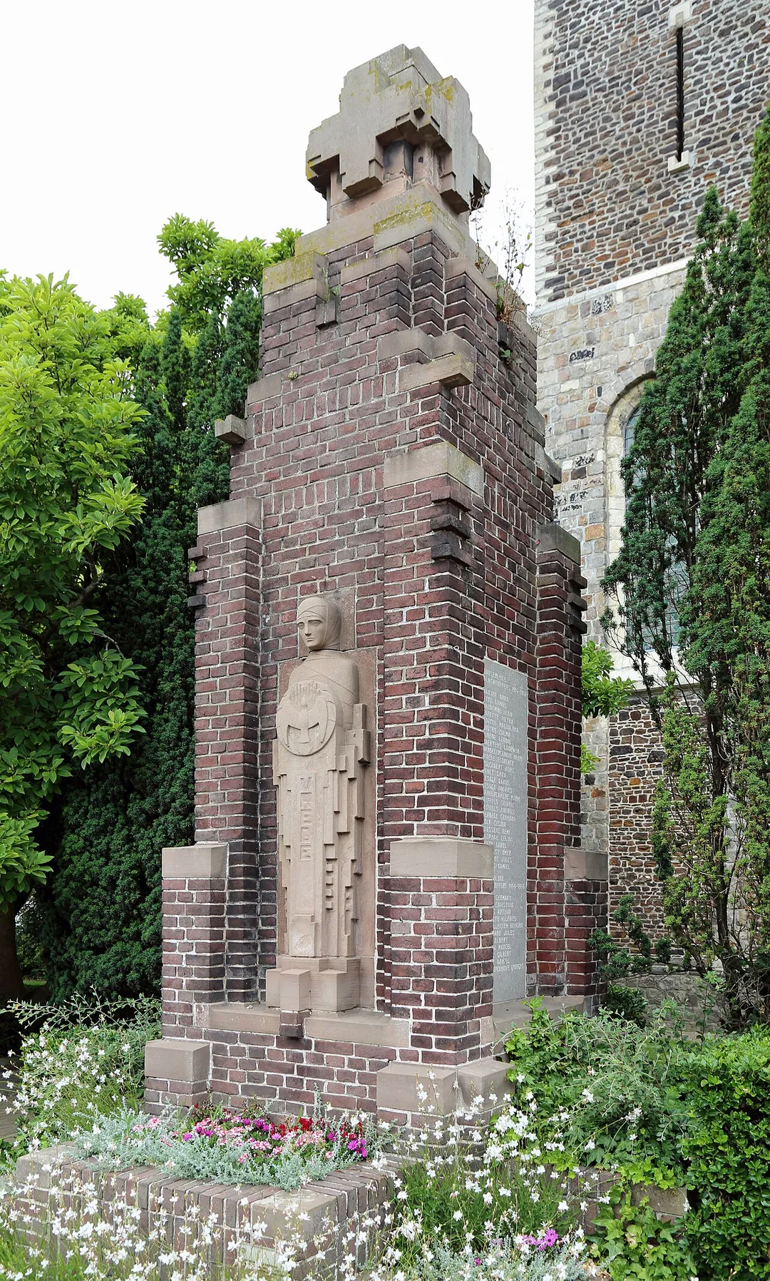 Geluwe (Wervik, Belgium): war memorial at the Sint-Denijsplaats