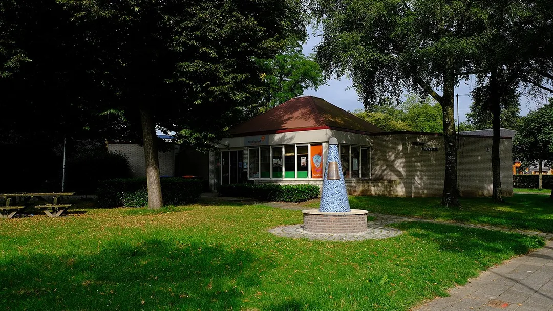 Library of Gendringen, Oude IJsselstreek (Netherlands), with Staring steel to the memory of Anthony Staring