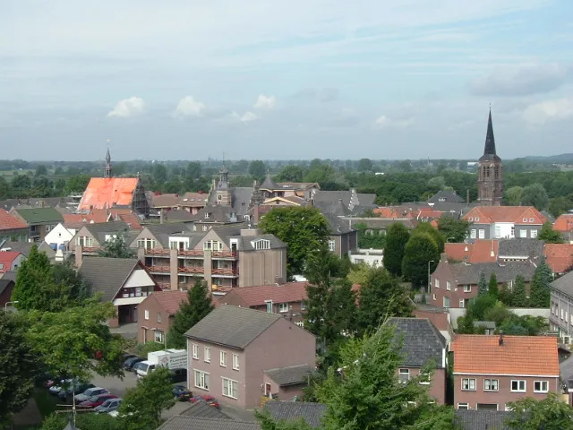 Blick über die Ortschaft und in den Norden der Provinz Limburg