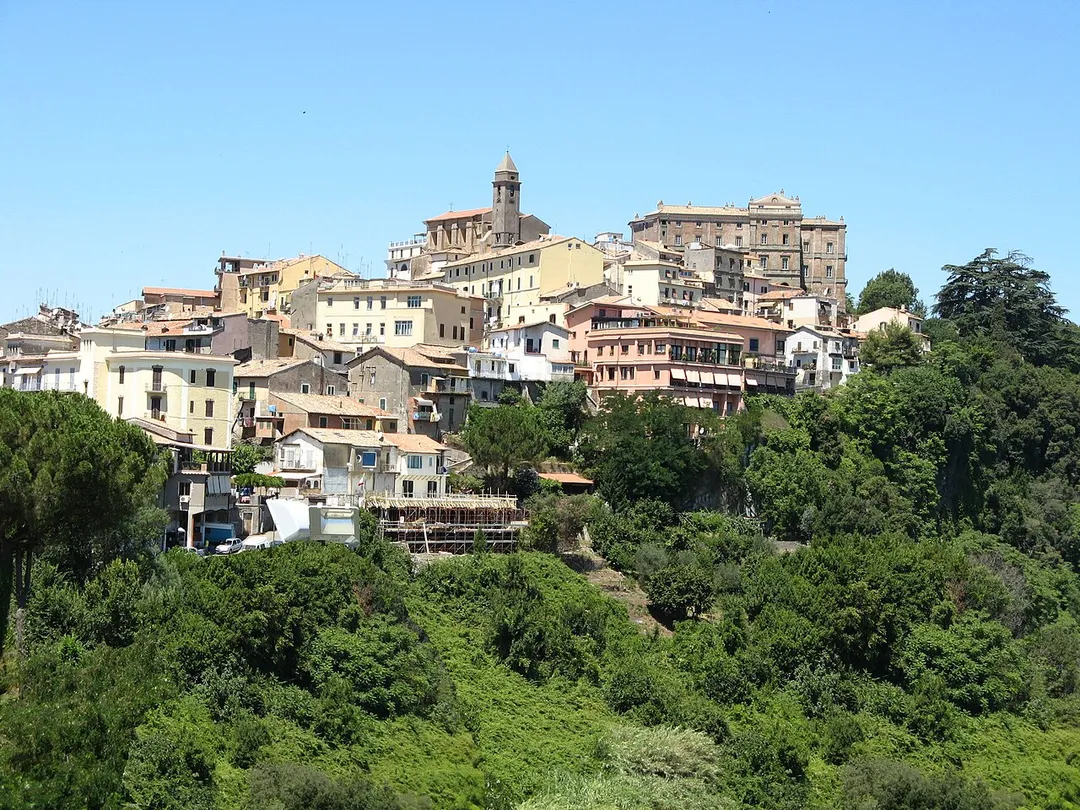 Genzano di Roma, Panorama da Viale Fratelli Cervi. Visibili il borgo (Genzano Vecchio), il Palazzo Cesarini, la Chiesa di Santa Maria della Cima