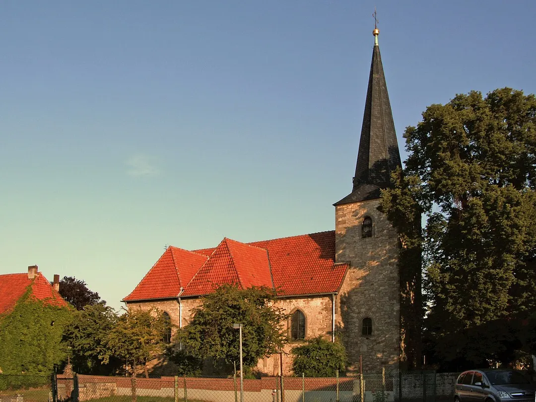 Katholische Kirche in Groß Giesen, Landkreis Hildesheim; rechts im Bild am Kirchturm die als Naturdenkmal geschützte Linde (ND-HI 165)