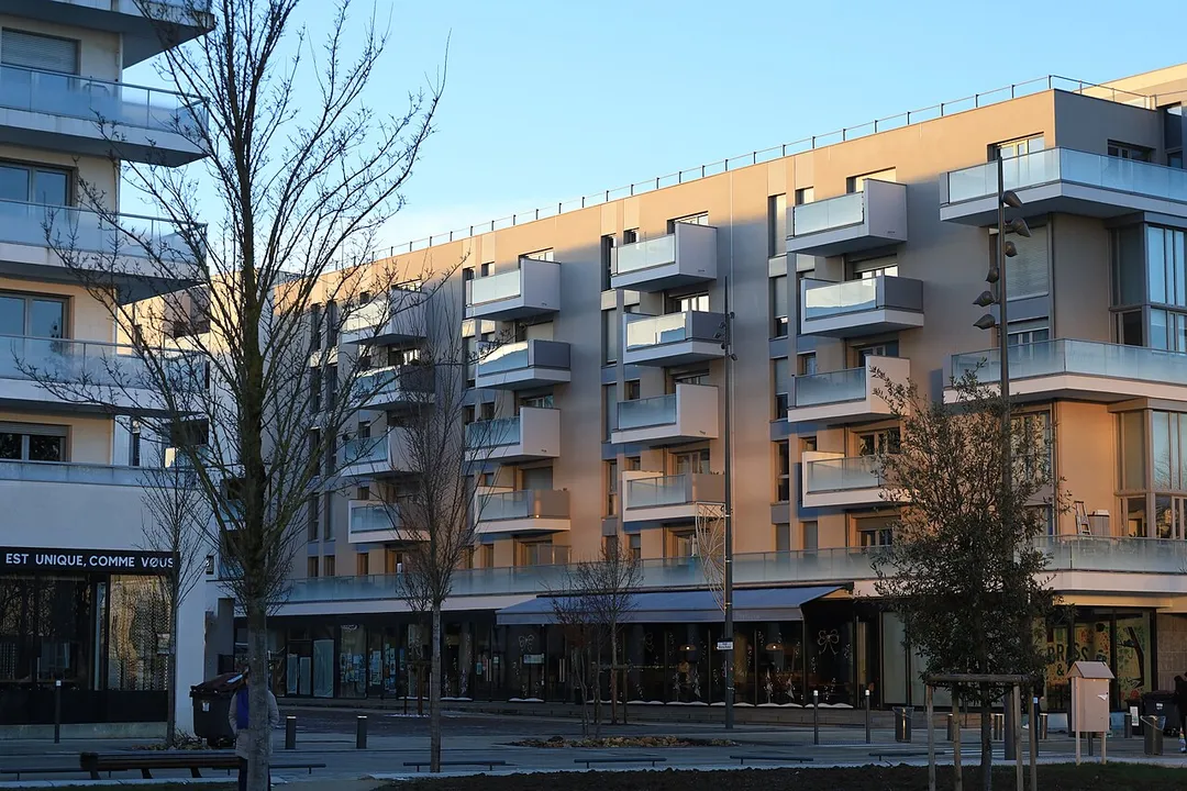 Nouveaux bâtiments résidentiels du quartier de Moulon à Gif-sur-Yvette, vus depuis le Parc du Moulon au coucher du soleil.
