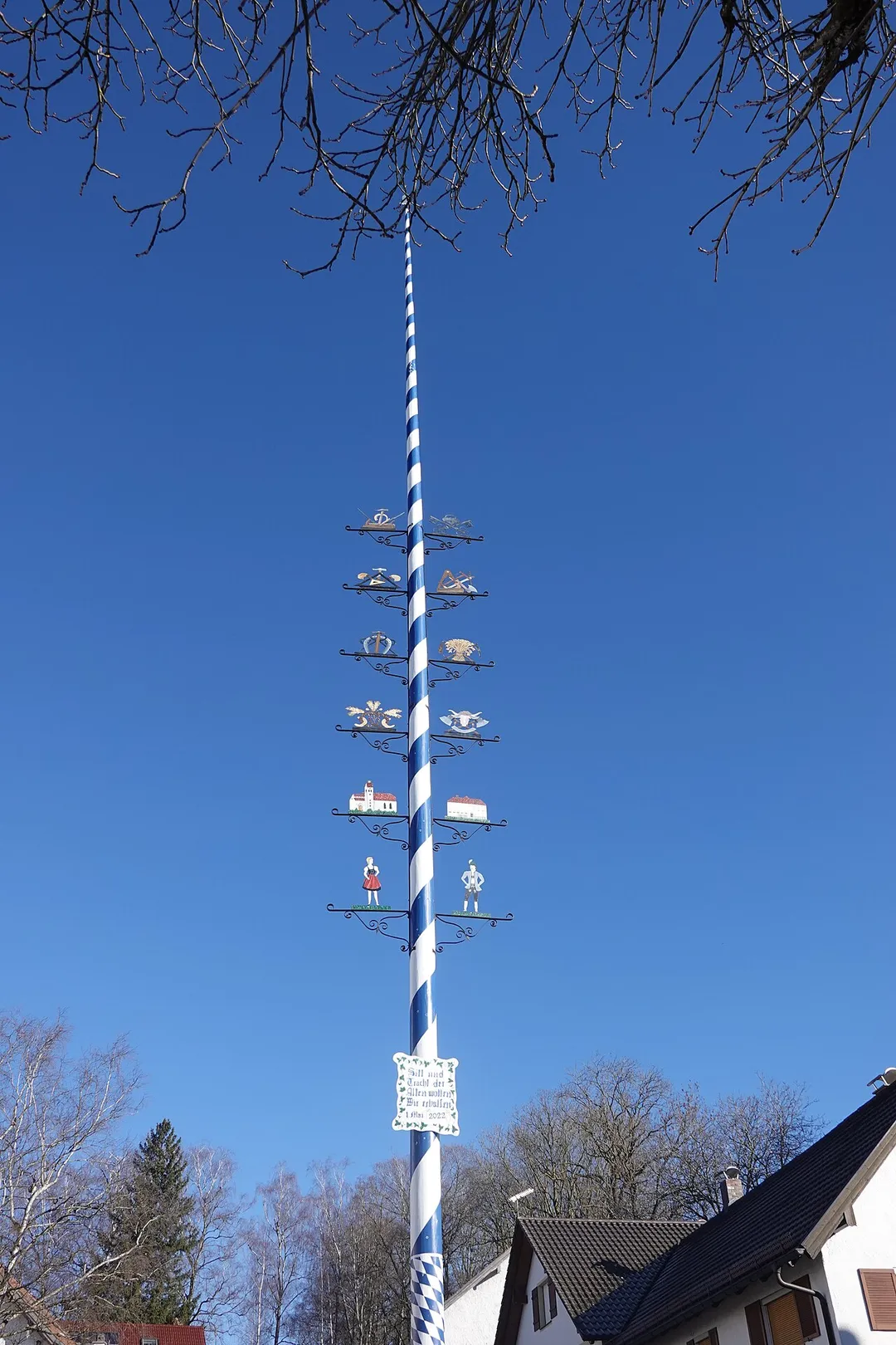 Maibaum bei der Kirche in Gilching.