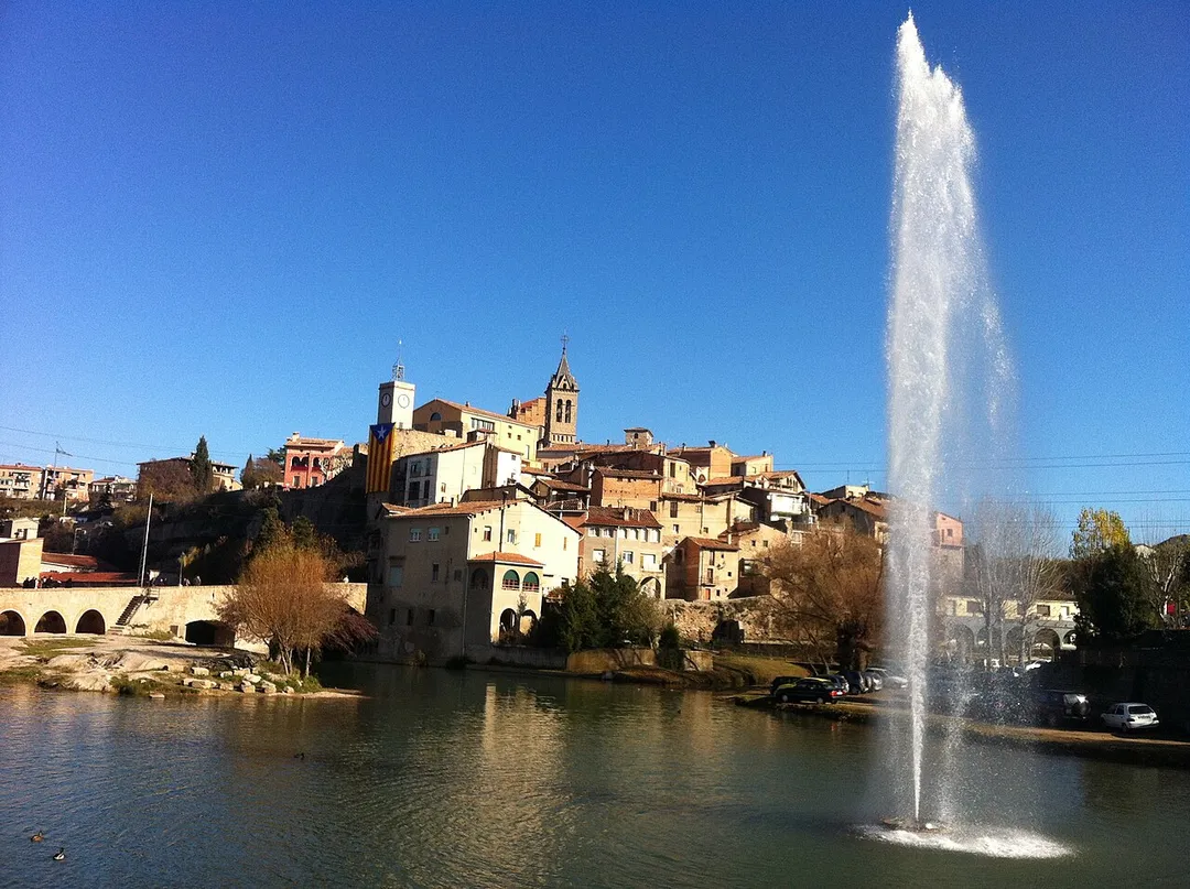 Imatge del nucli antic de Gironella des del carrer del riu amb el brollador i el pont vell.