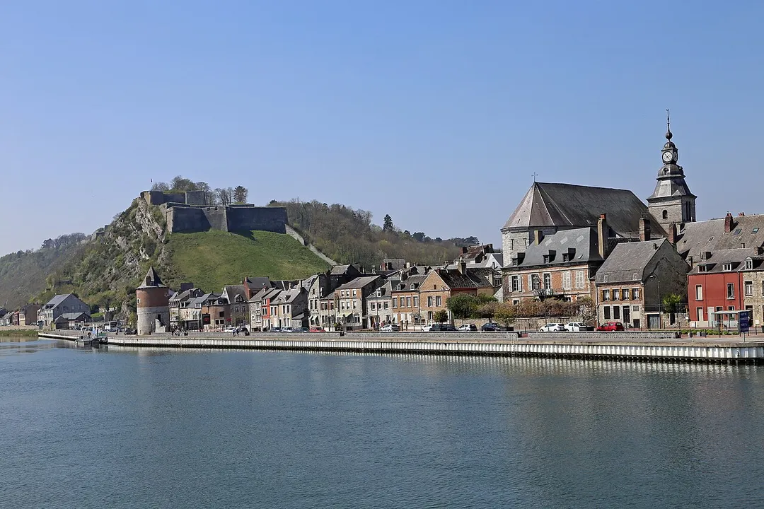Blick auf die französische Gemeinde Givet (Ardennes) mit der Kirche Saint-Hilaire de Givet und auf die Festung Charlemont.