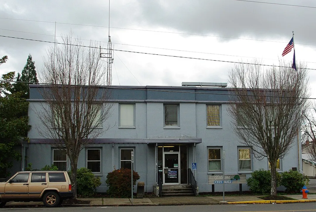 w:Gladstone, Oregon, USA, city hall on Portland Street.