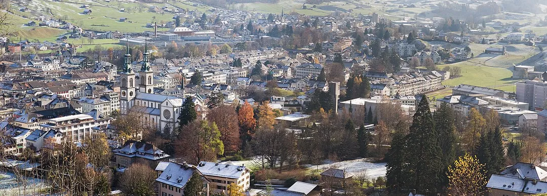 Panorama von Glarus, Schweiz: Im linken Drittel die Stadtkirche von Ferdinand Stadler
