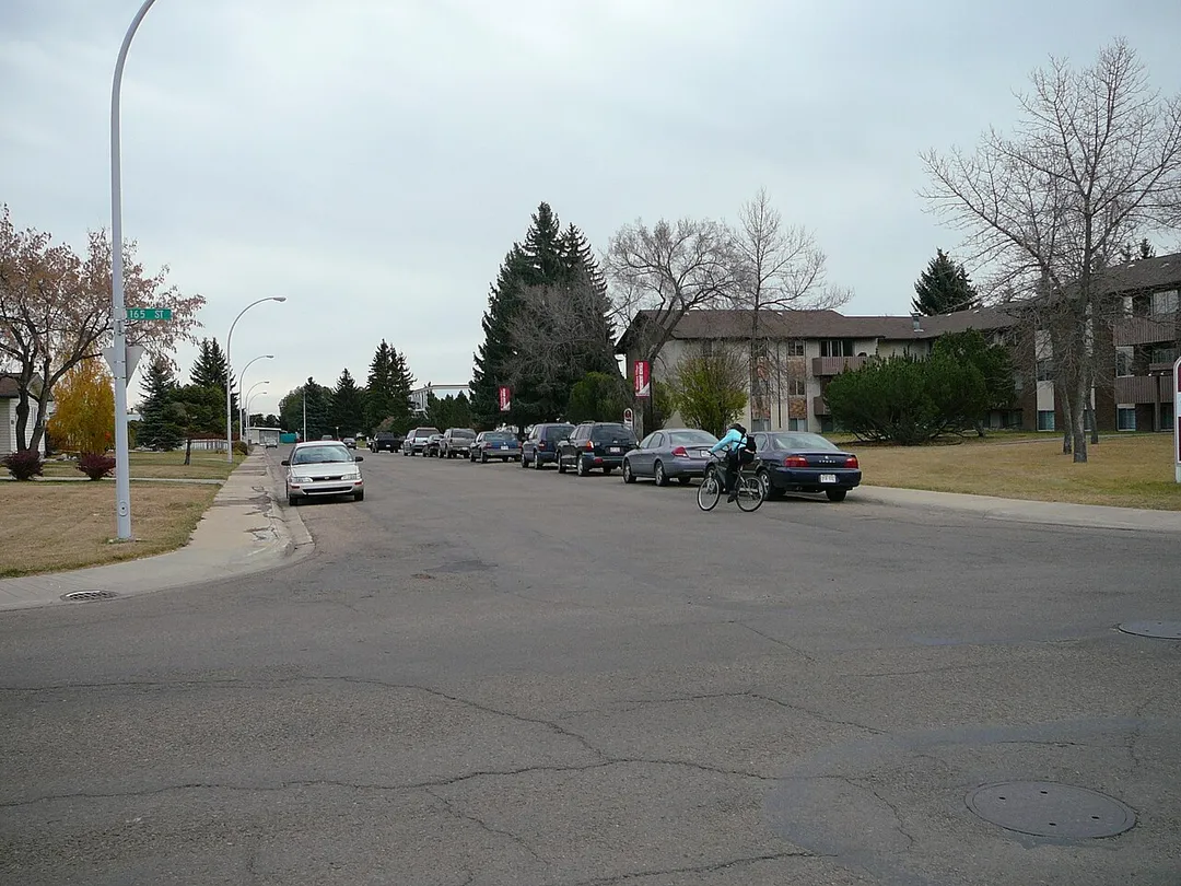 Picture of a residential sidestreet in the Edmonton, Canada, neighbourhood of Glenwood