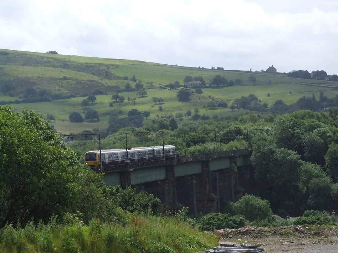 Dinting is near Glossop, Derbyshire. It is known for the railway junction and viaduct, and Dinting Vale Printworks.

Dinting Viaduct from the west (with train).
Camera location53° 27′ 01.44″ N, 1° 58′ 17.4″ W View this and other nearby images on: OpenStreetMap 53.450400;   -1.971500