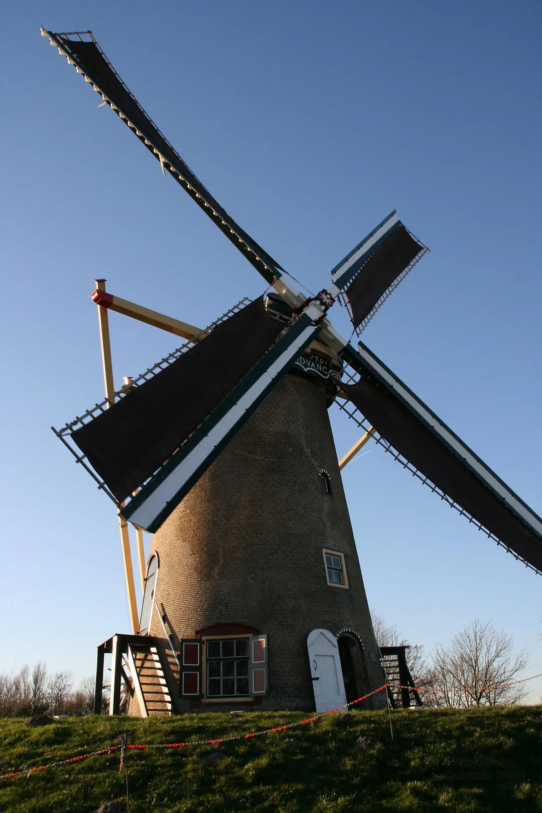 Goedereede: Molen Windvang, draaiend met zeilen