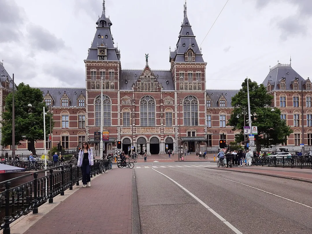 Amsterdam Rijksmuseum:Das Rijksmuseum Amsterdam  ist ein niederländisches Nationalmuseum am Museumplein im Amsterdamer Stadtteil Oud-Zuid im Stadtbezirk Amsterdam-Zuid. Das Museum ist den Künsten, dem Handwerk und der Geschichte gewidmet.