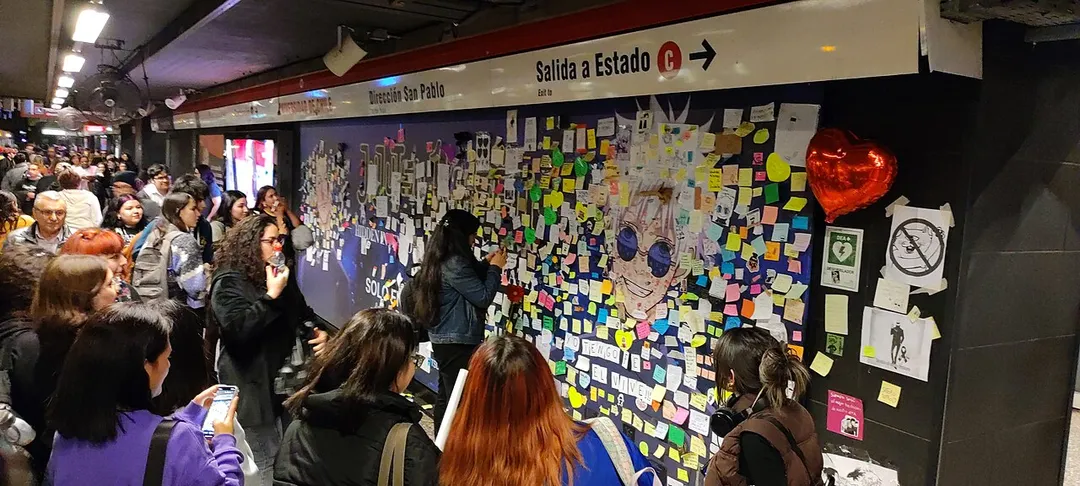 Luego del estreno del episodio de la segunda temporada de Jujutsu Kaisen, en donde el personaje Satoru Gojō es sellado, una gigantografía publicitaria en la estación de metro Universidad de Chile colocada por Crunchyroll, en Santiago, se transformó en un sitio memorial donde fanáticos del anime dejaron mensajes en memoria del personaje